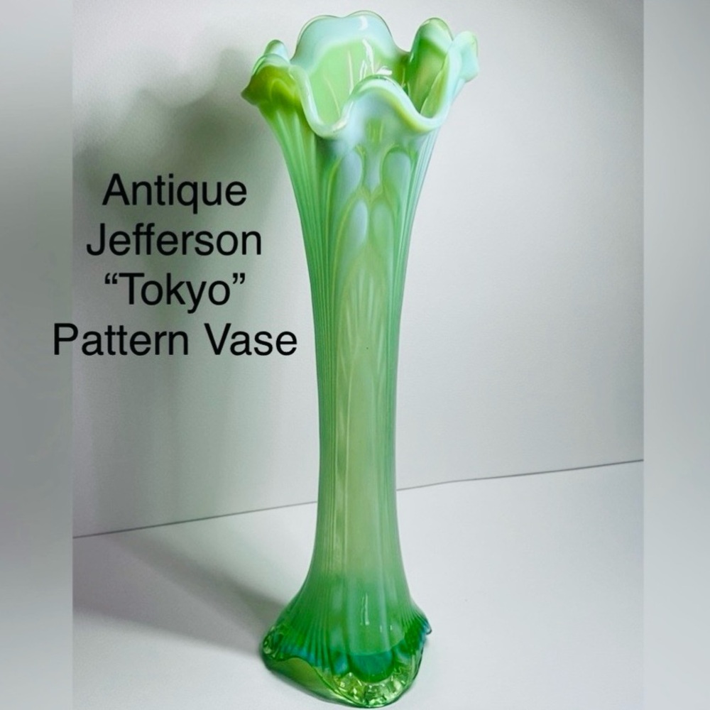 Antique Jefferson Green Opalescent Vase “Tokyo” Pattern, Seafoam Glass, 3-Footed - Picture 17 of 17